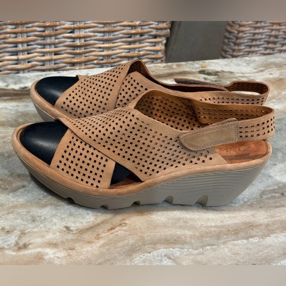 Women’s CLARKS Reedly Variel Sandals in Sand Nubuck.
Size 9.5 WIDE - Picture 4 of 8